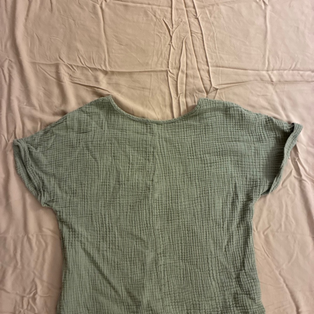 Women's Green Linen V-Neck Top - Picture 4 of 4